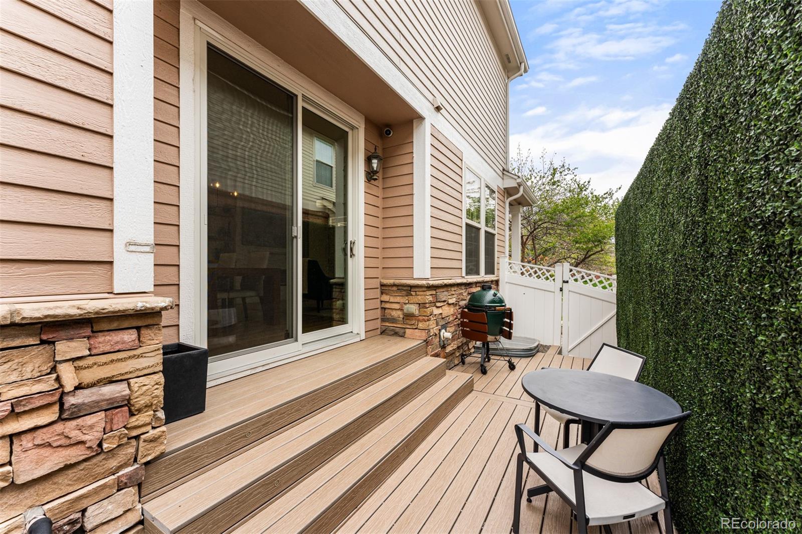 923 Roslyn Court