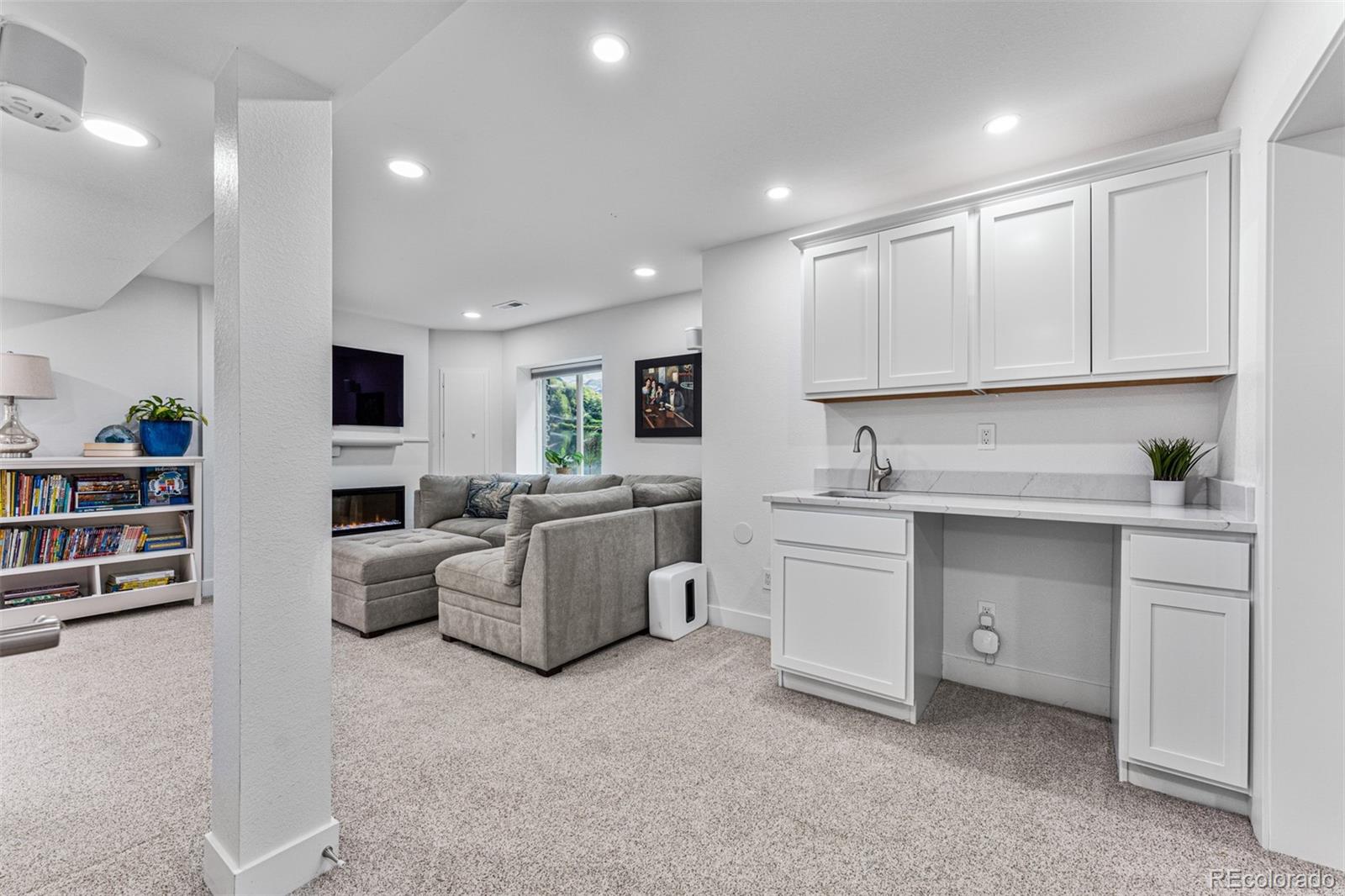 923 Roslyn Court