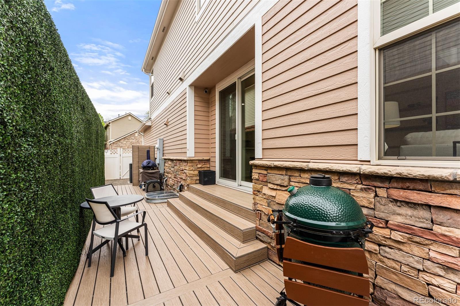 923 Roslyn Court