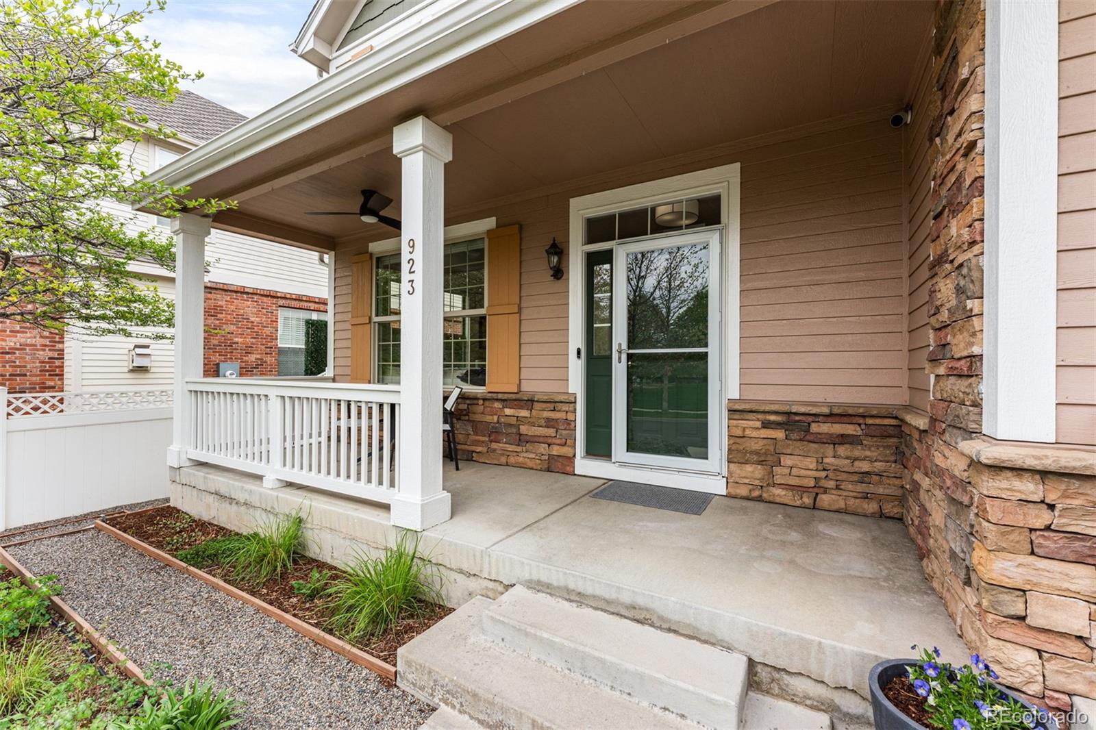 923 Roslyn Court