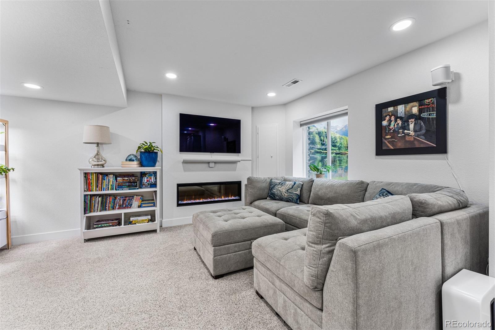 923 Roslyn Court