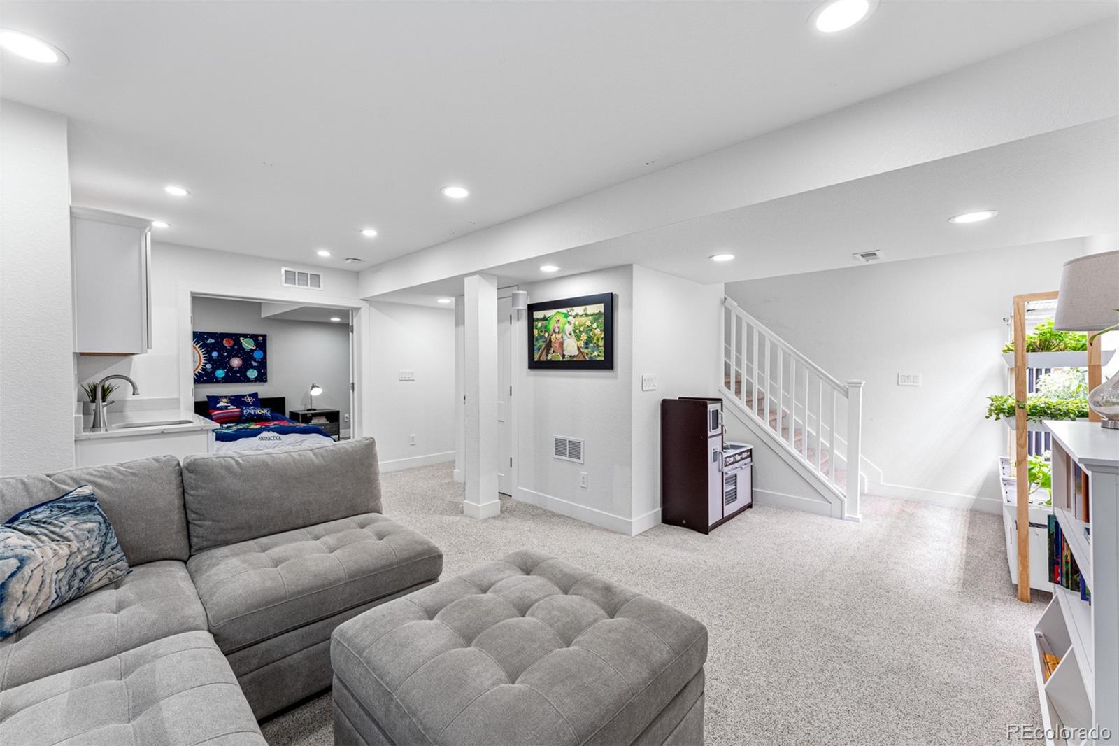 923 Roslyn Court
