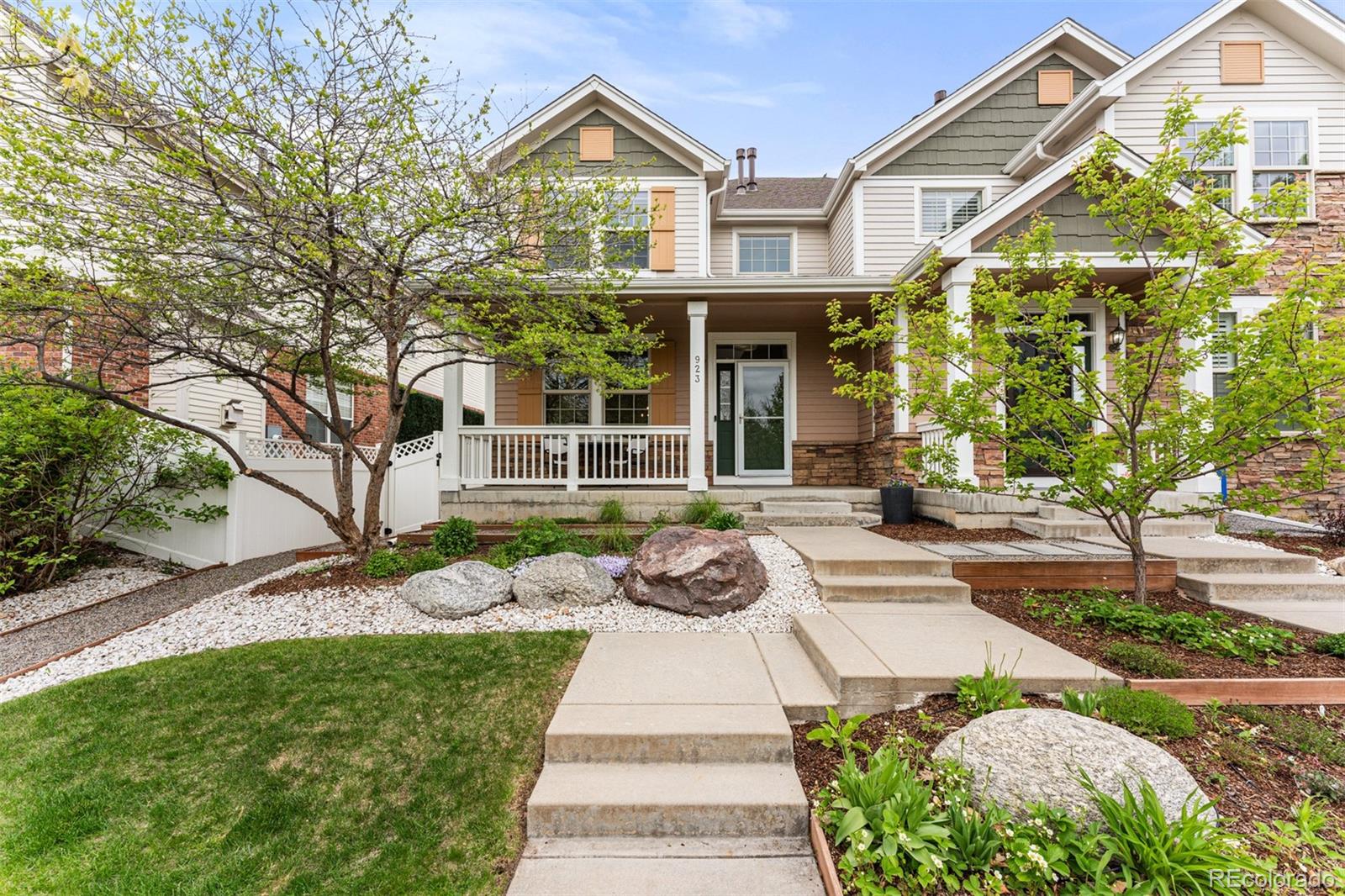 923 Roslyn Court