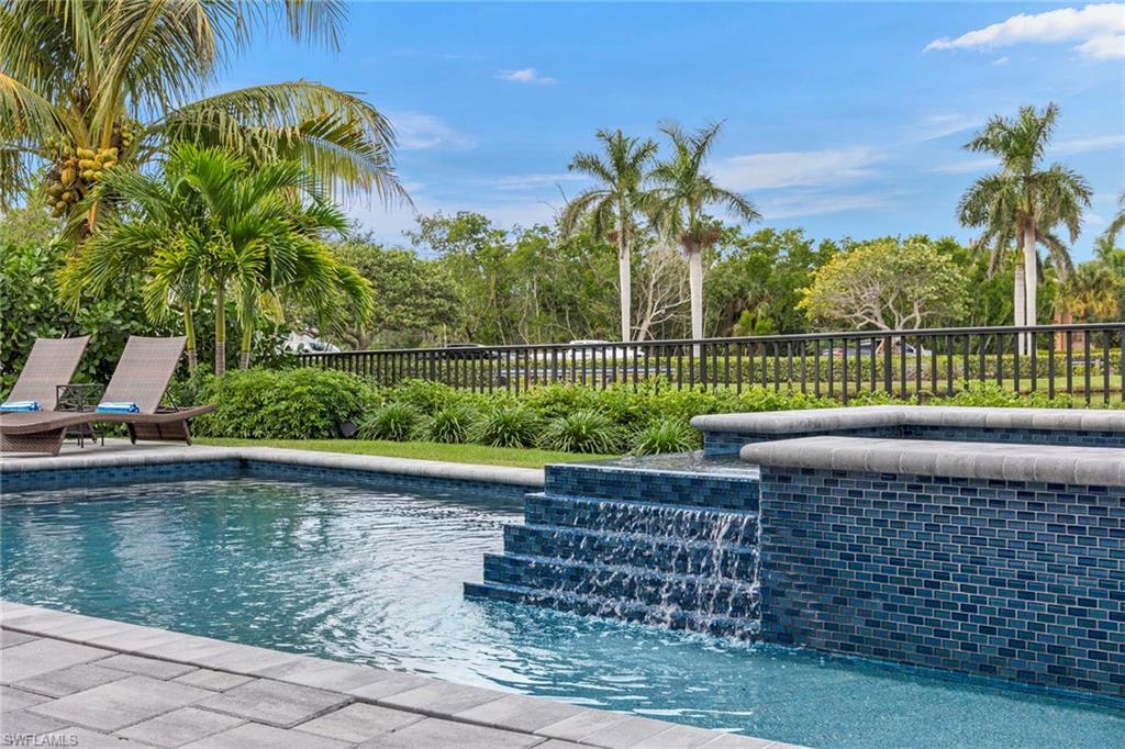 211 San Mateo DR