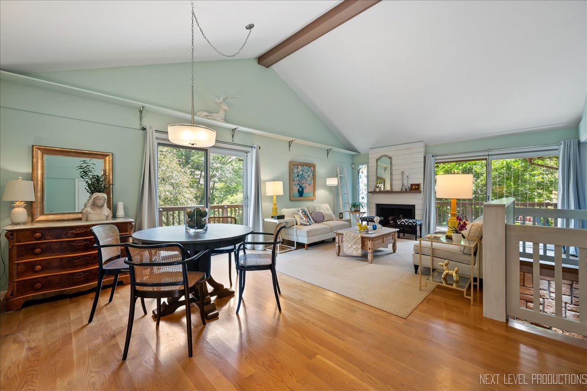 42W399 Hawthorne Court