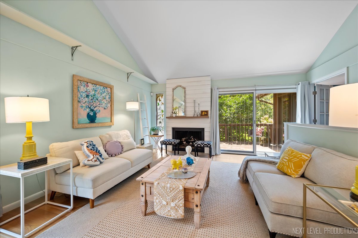 42W399 Hawthorne Court