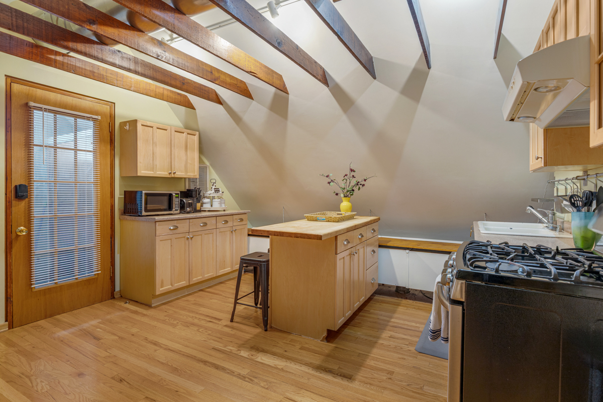 3809 N Kenmore Avenue