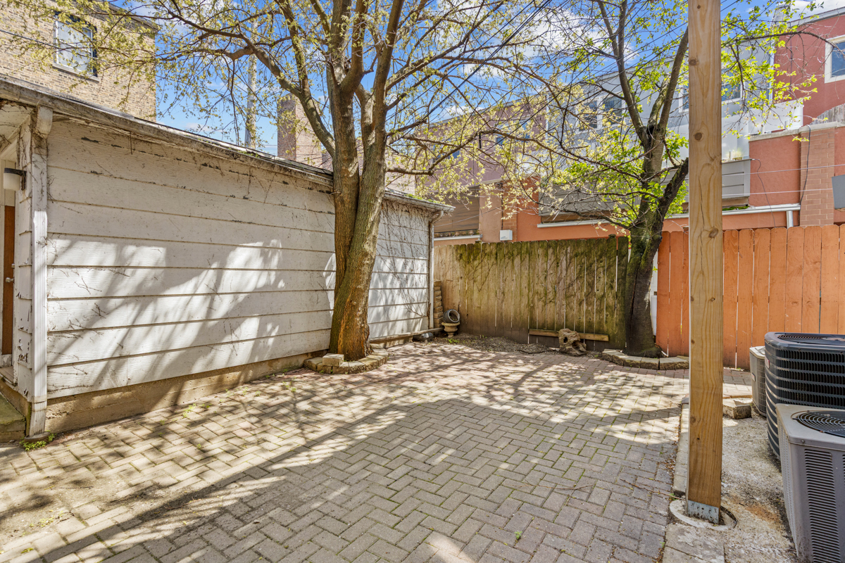 3809 N Kenmore Avenue