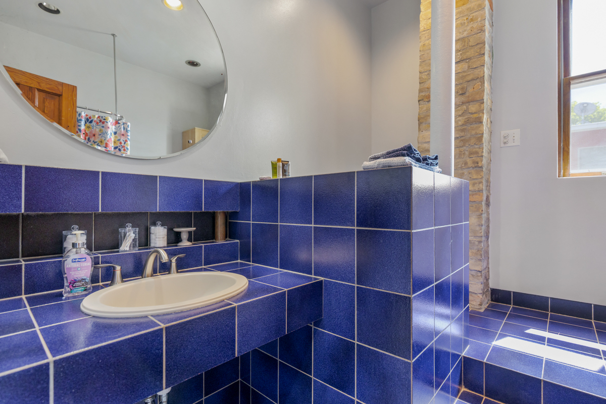 3809 N Kenmore Avenue