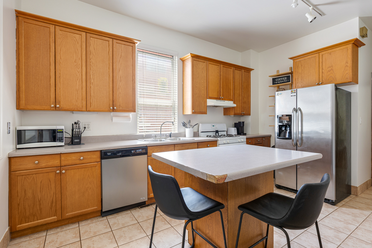 3809 N Kenmore Avenue