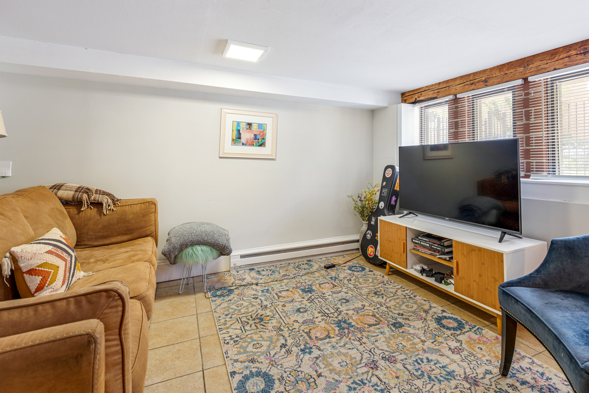 3809 N Kenmore Avenue