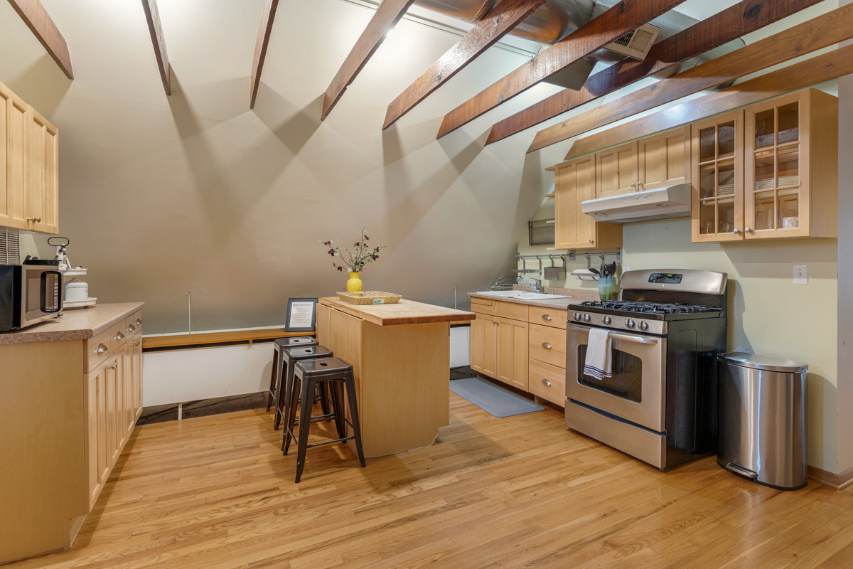 3809 N Kenmore Avenue