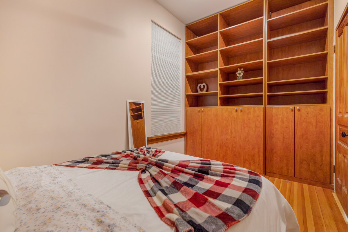 3809 N Kenmore Avenue