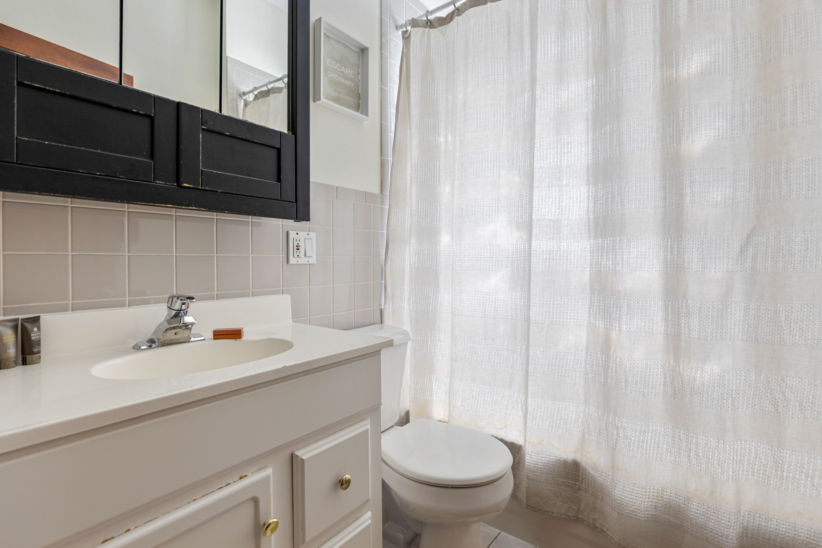 3809 N Kenmore Avenue