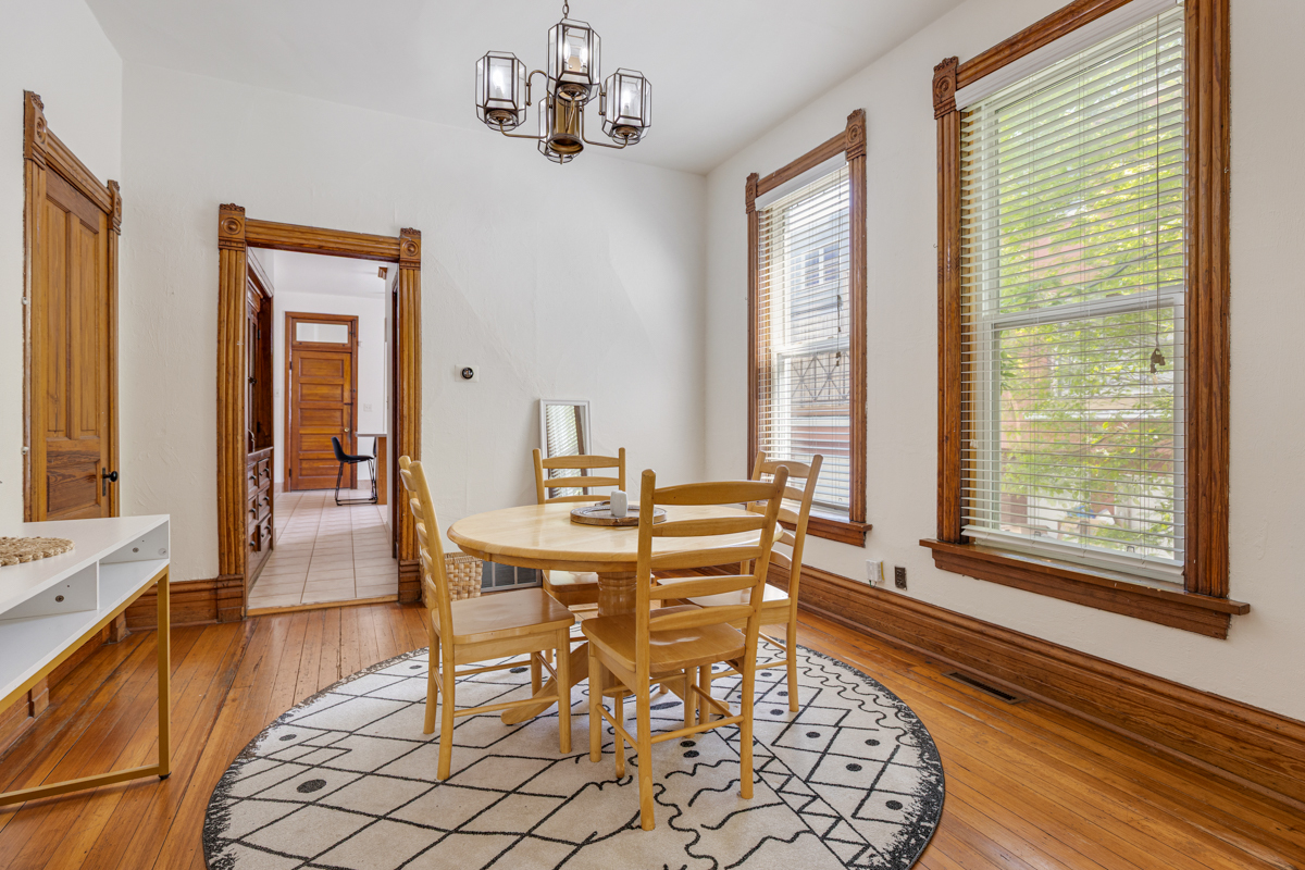 3809 N Kenmore Avenue