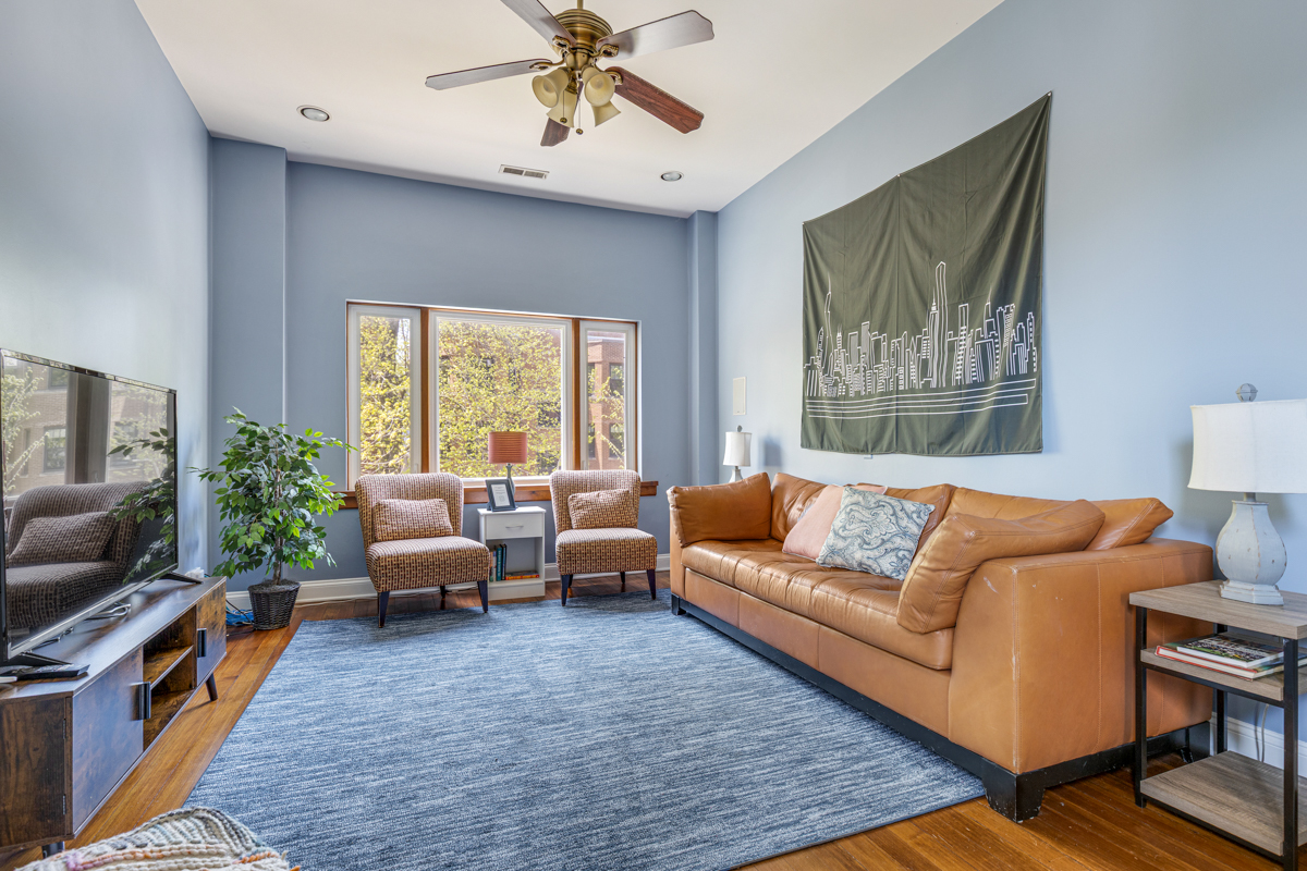 3809 N Kenmore Avenue