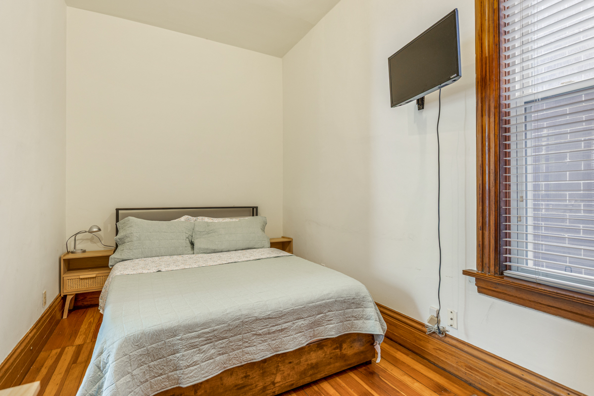 3809 N Kenmore Avenue