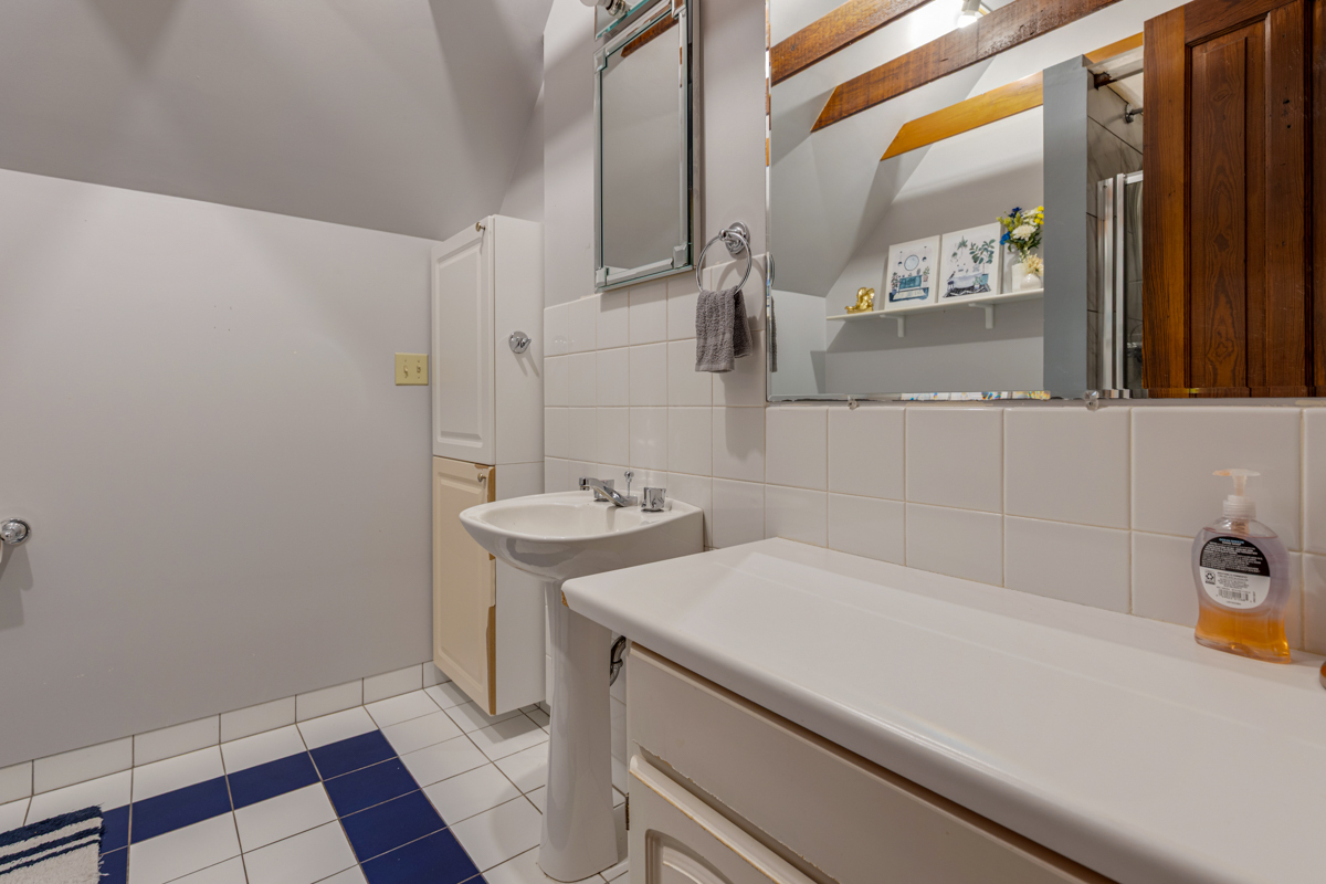 3809 N Kenmore Avenue