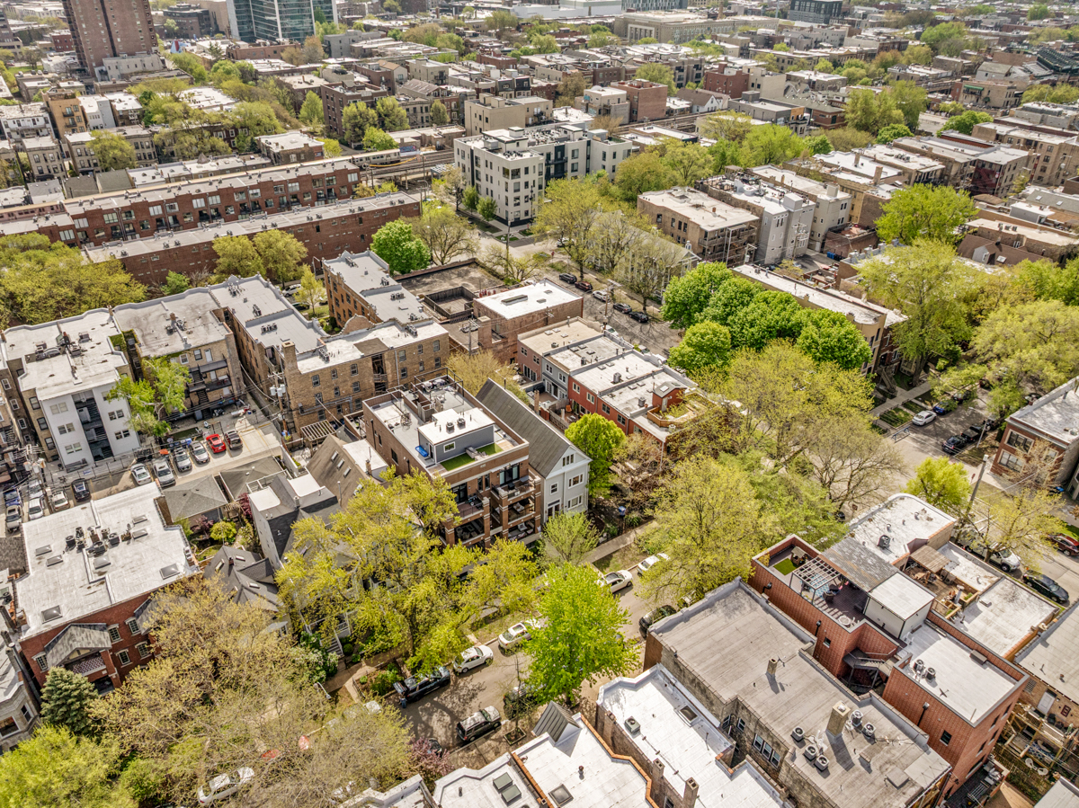 3809 N Kenmore Avenue