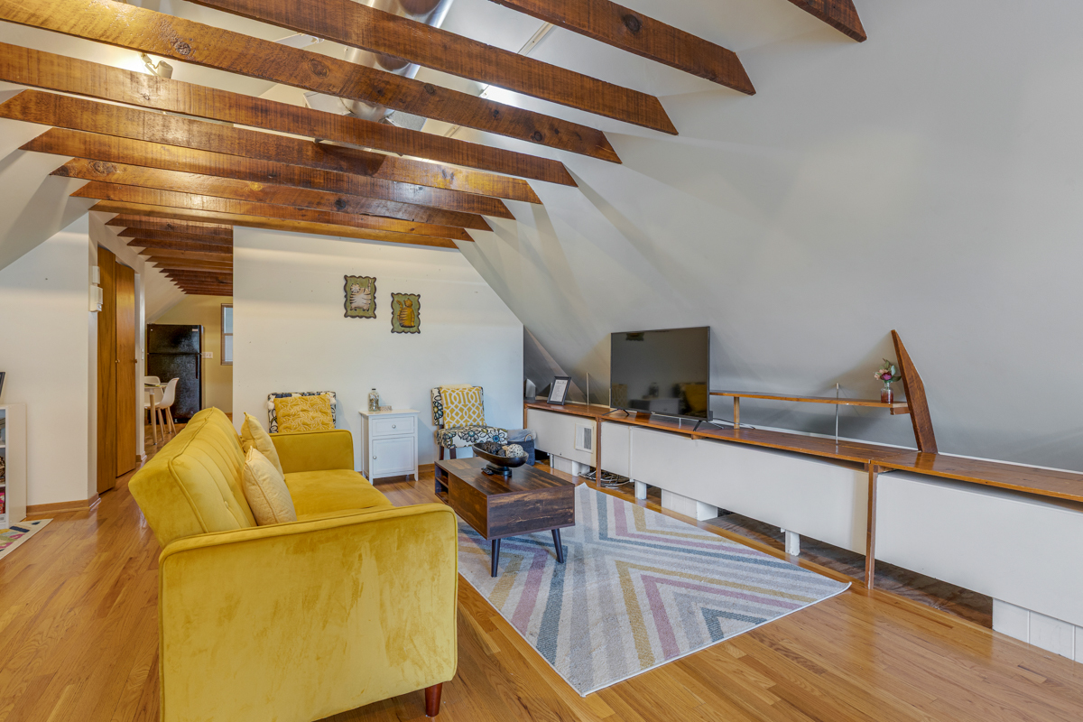 3809 N Kenmore Avenue