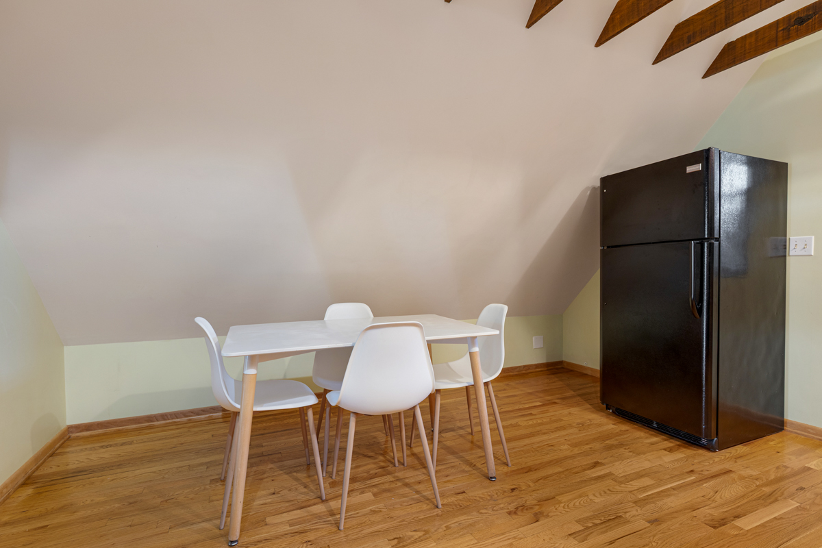 3809 N Kenmore Avenue