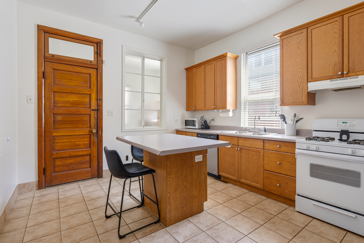 3809 N Kenmore Avenue