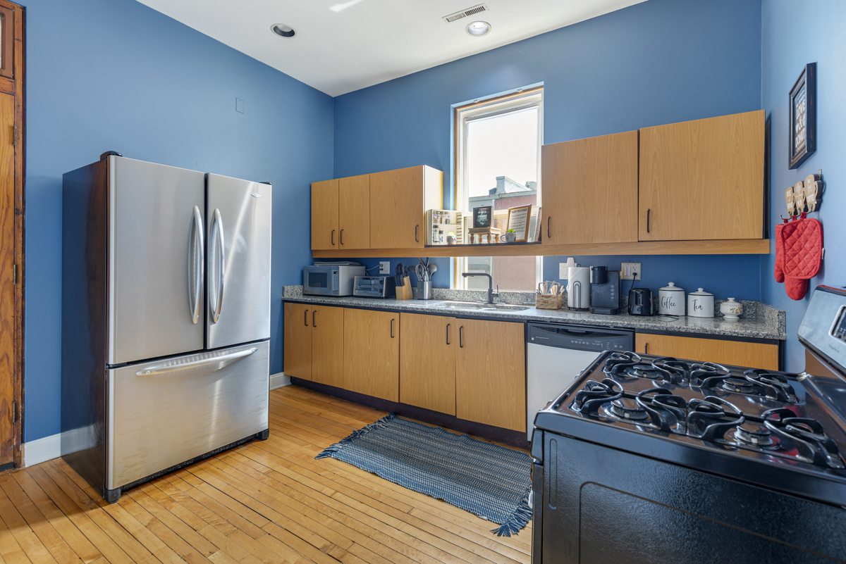 3809 N Kenmore Avenue