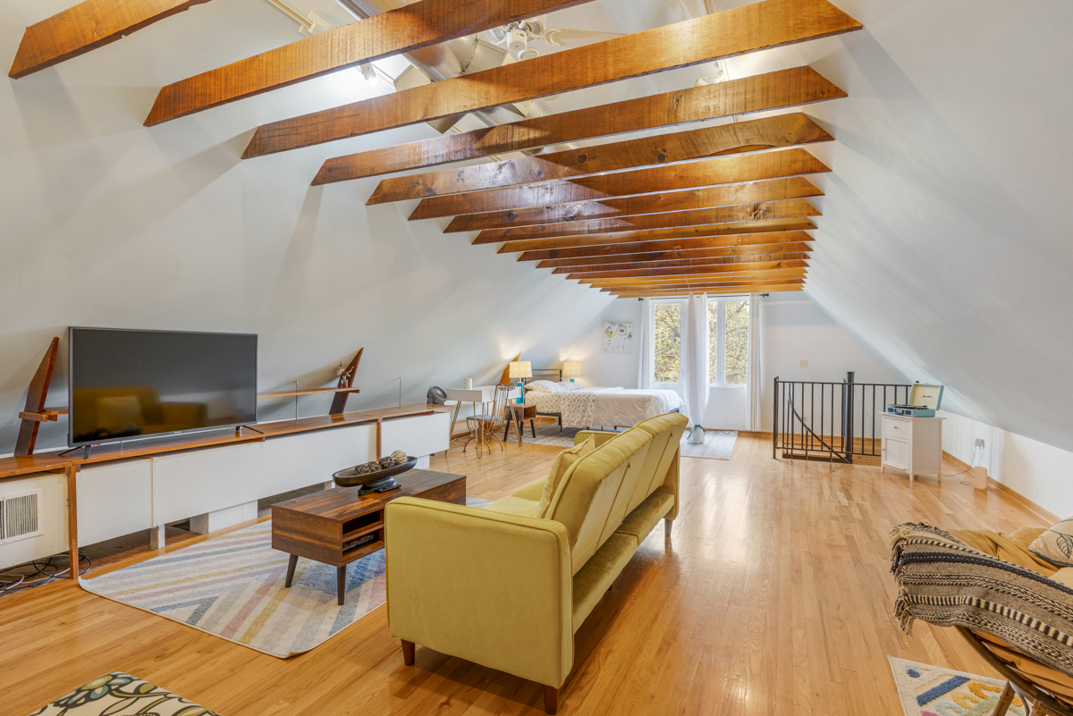 3809 N Kenmore Avenue