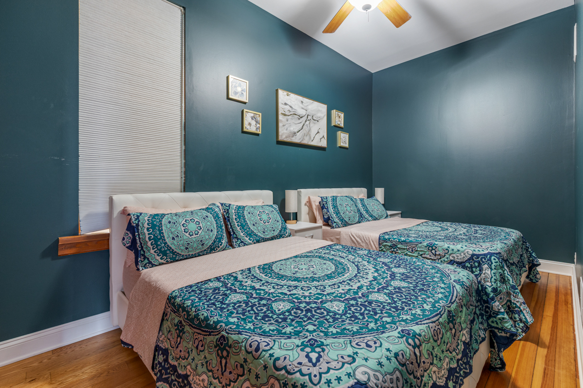 3809 N Kenmore Avenue