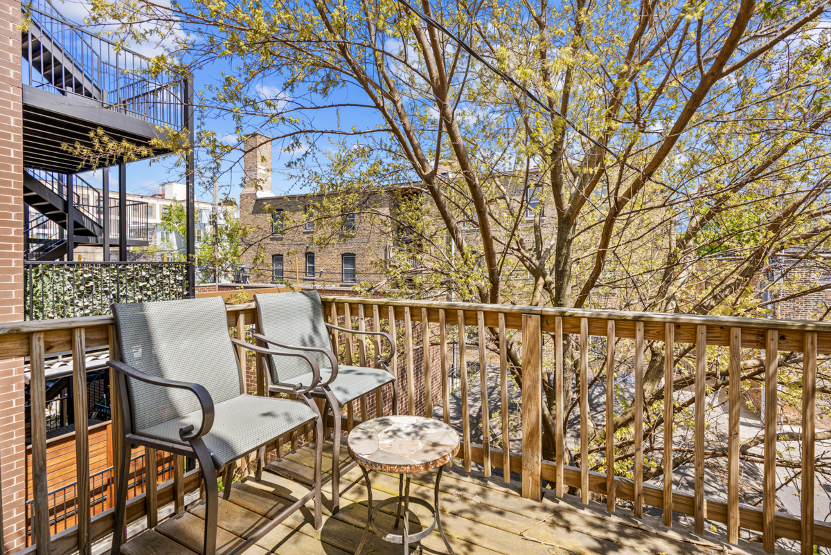 3809 N Kenmore Avenue