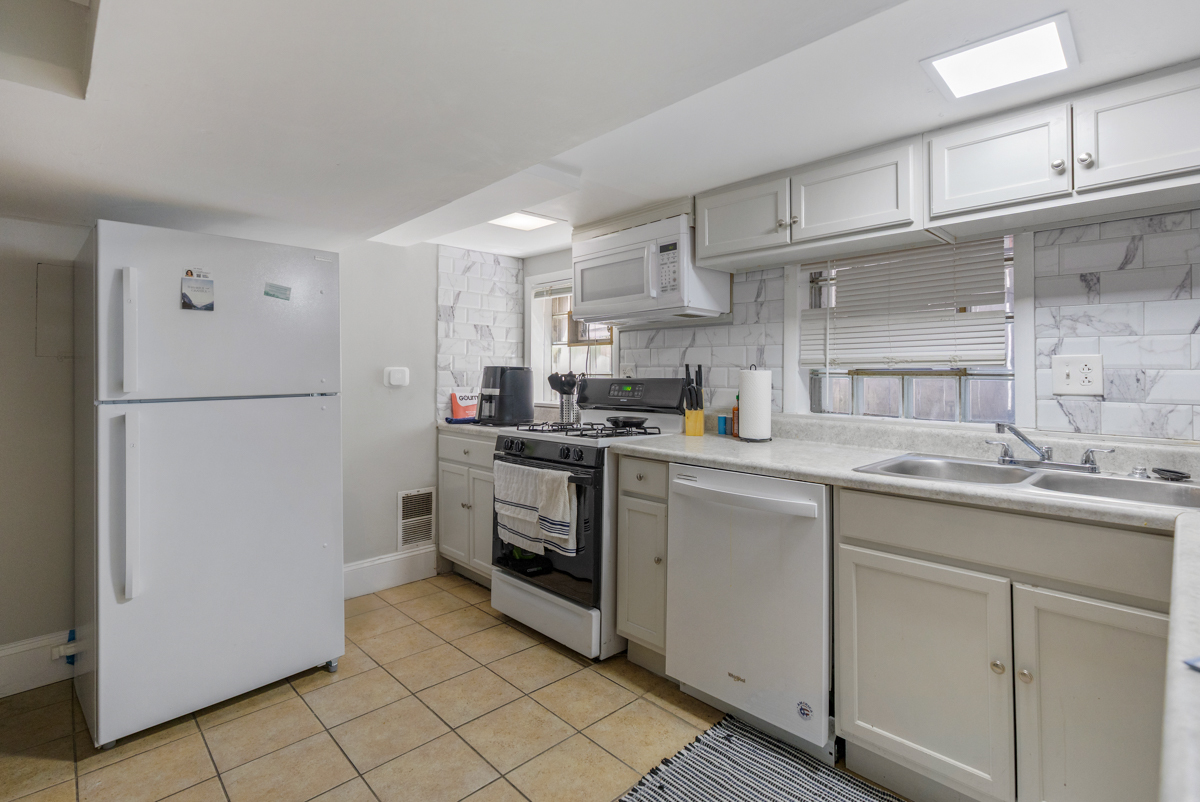 3809 N Kenmore Avenue