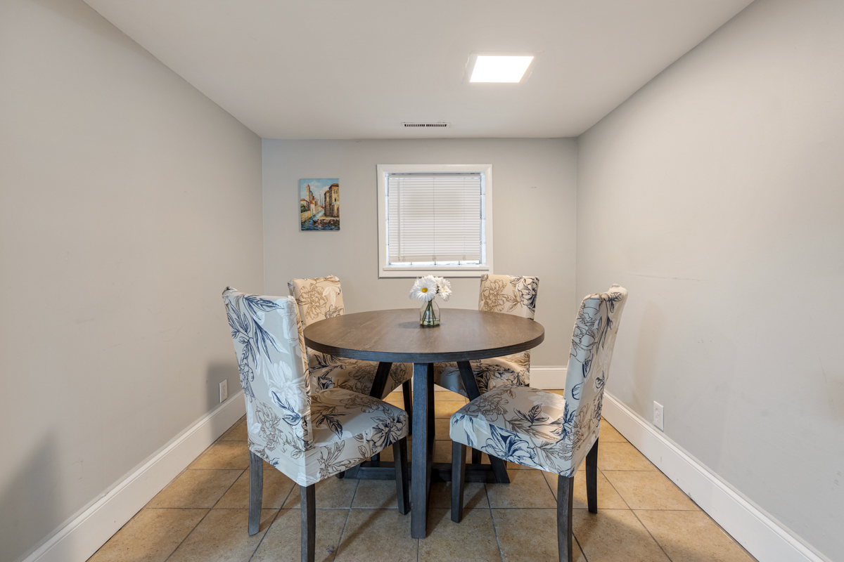 3809 N Kenmore Avenue