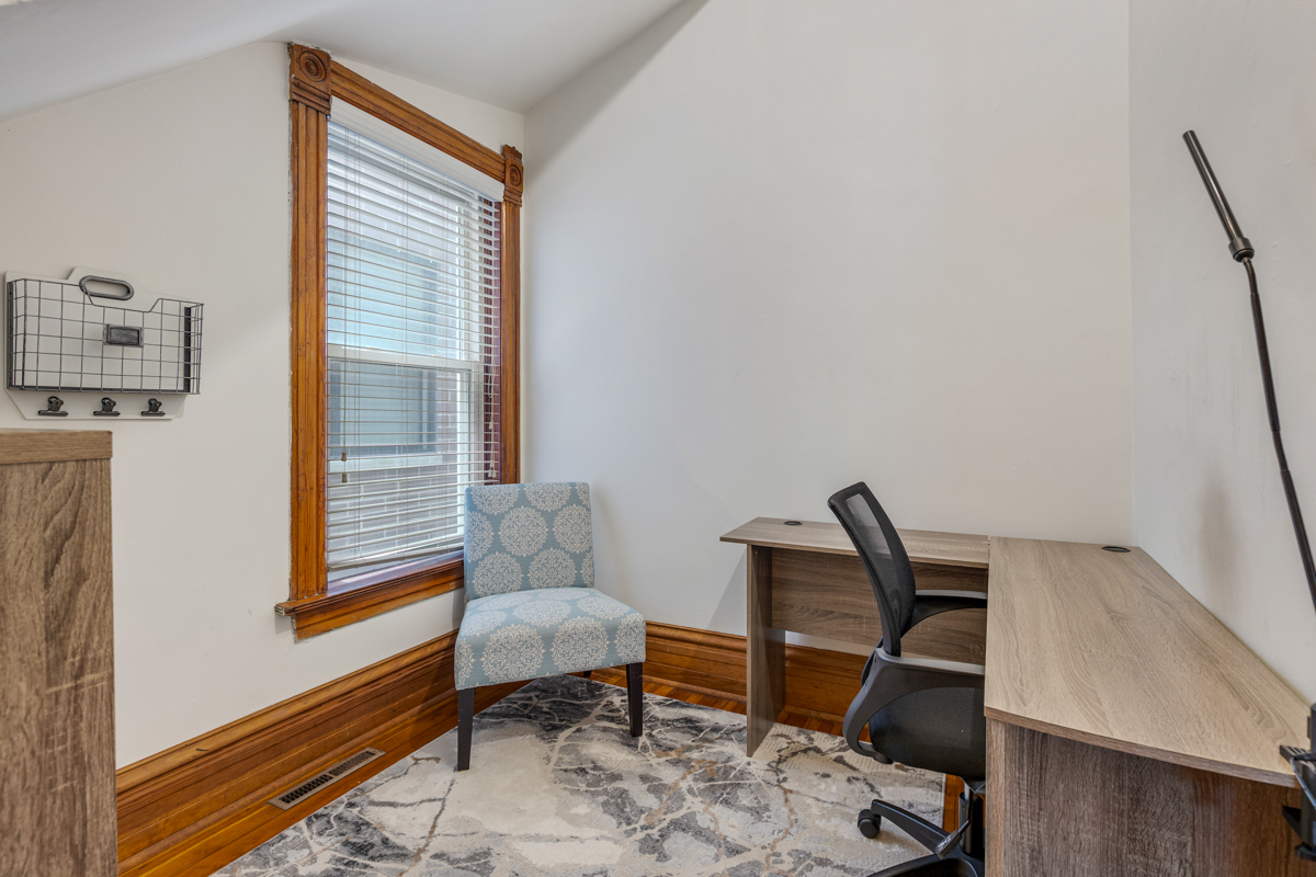 3809 N Kenmore Avenue