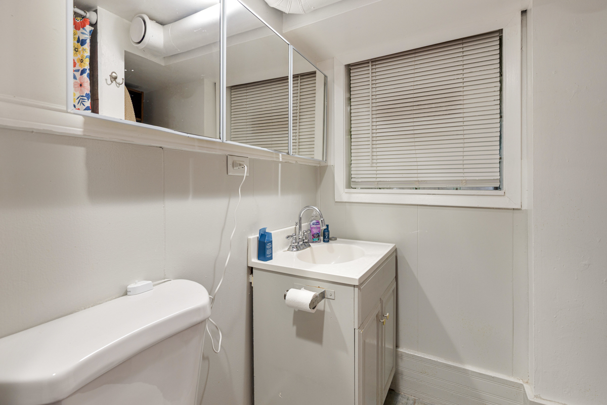 3809 N Kenmore Avenue