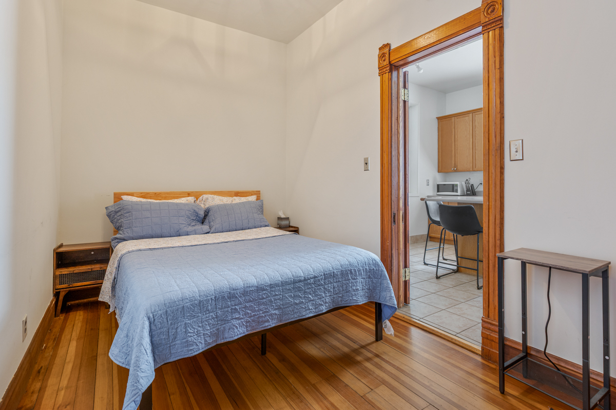 3809 N Kenmore Avenue