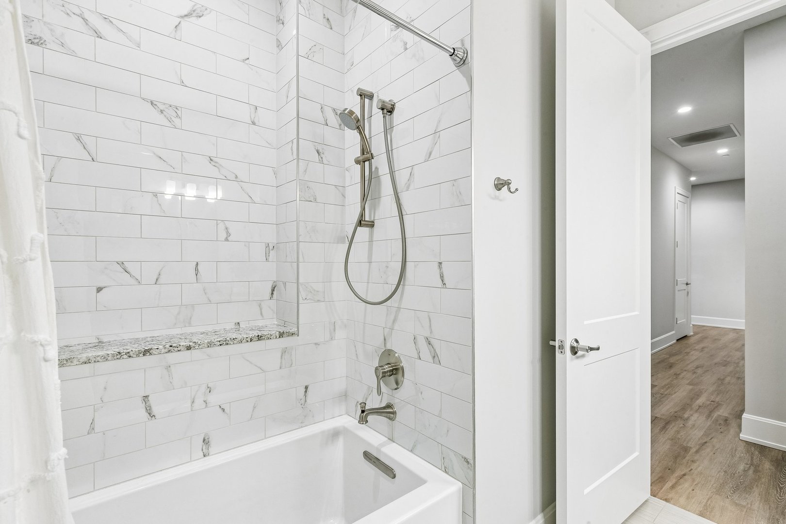 10 W Illinois Street Unit: 4B