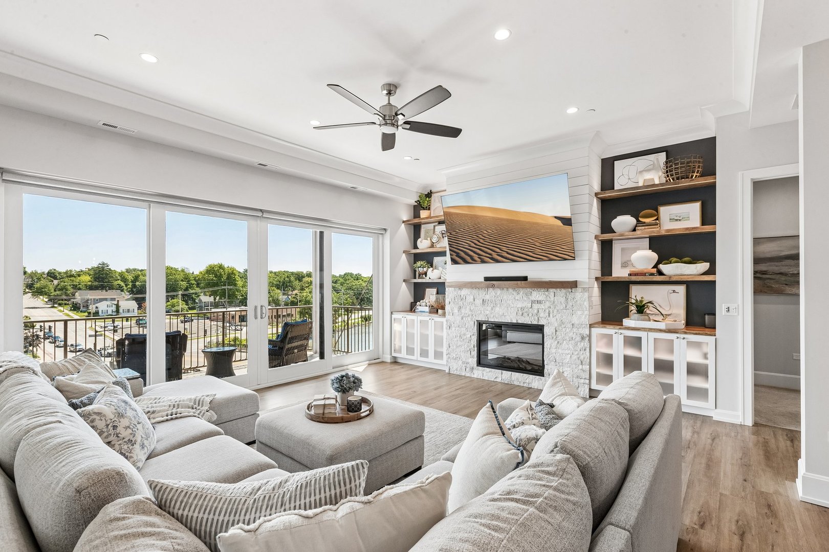 10 W Illinois Street Unit: 4B