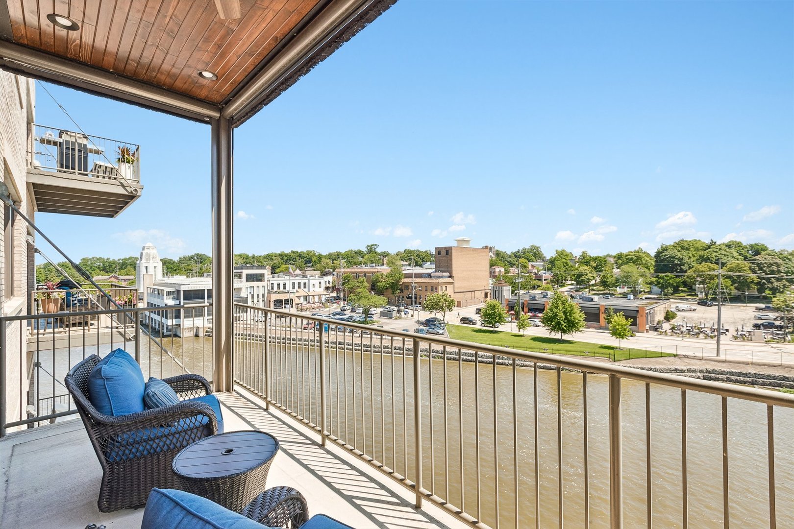 10 W Illinois Street Unit: 4B