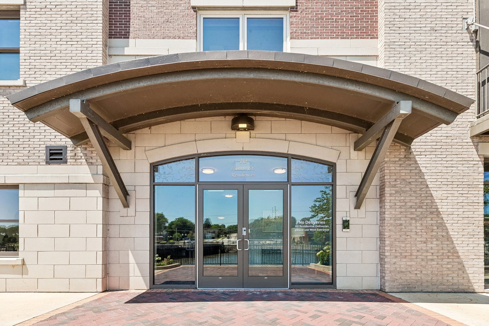 10 W Illinois Street Unit: 4B