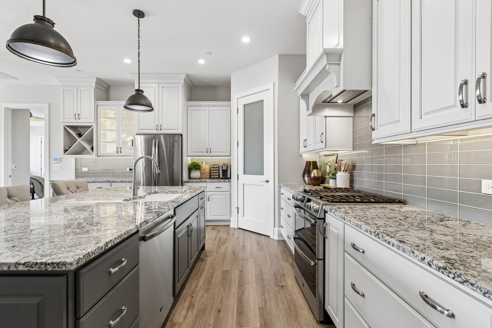 10 W Illinois Street Unit: 4B