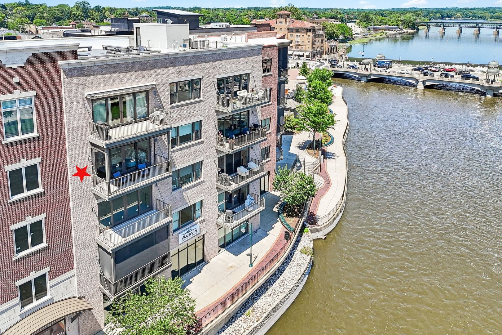 10 W Illinois Street Unit: 4B