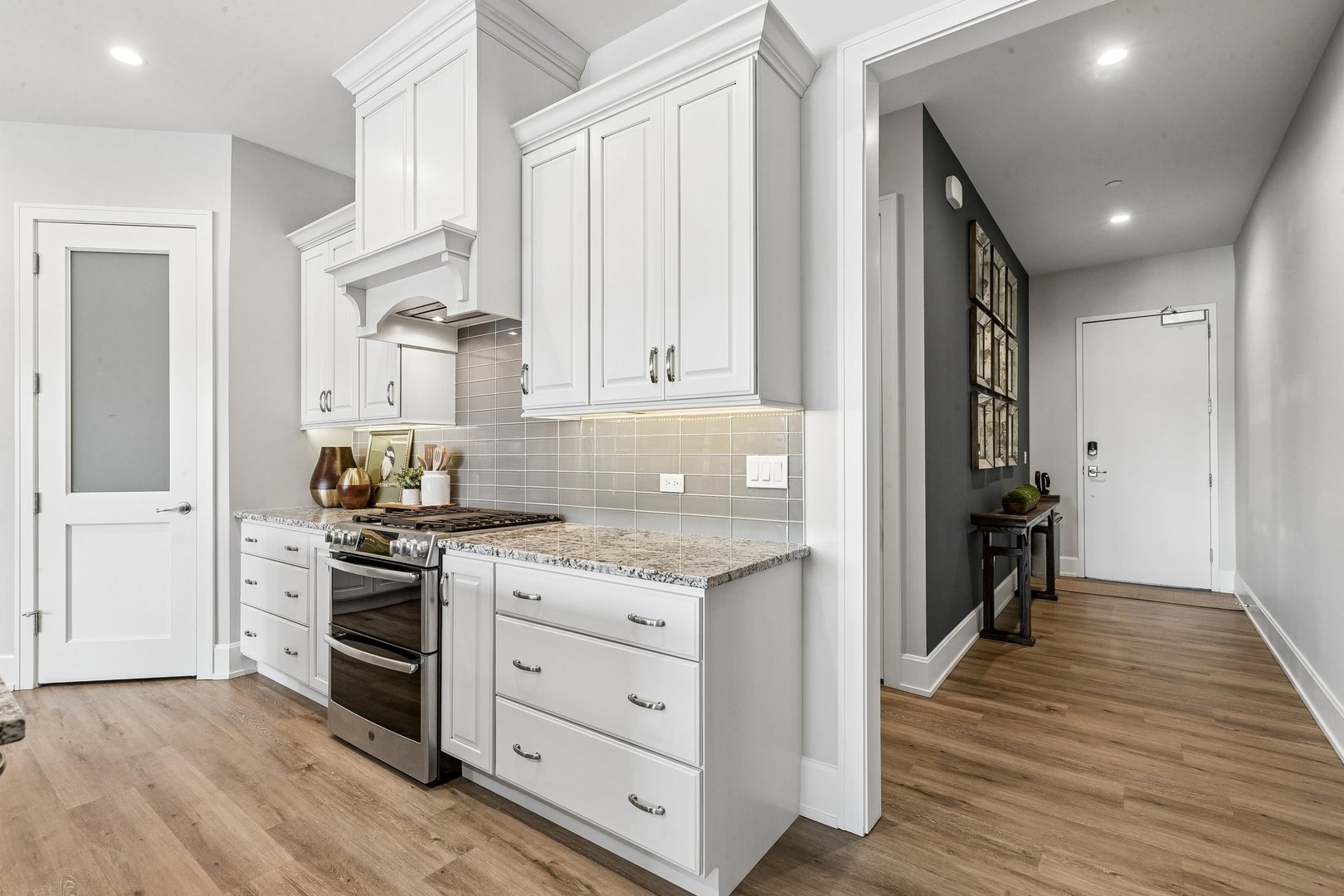 10 W Illinois Street Unit: 4B