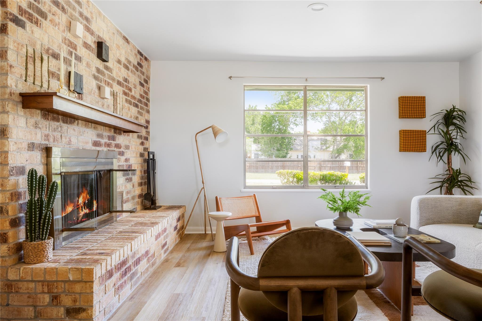 304 W Bee ST