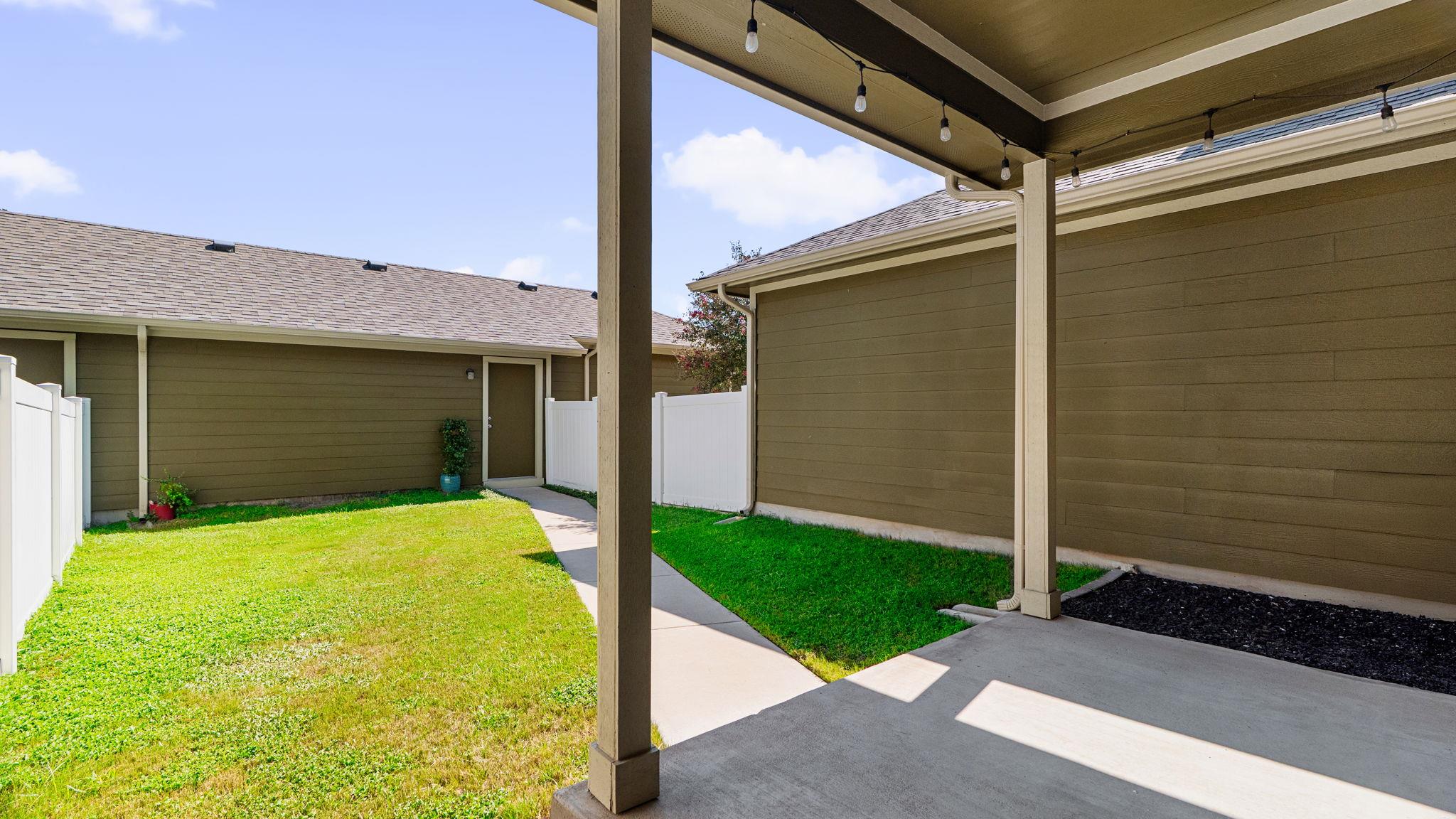 1042 Lost Pines LN