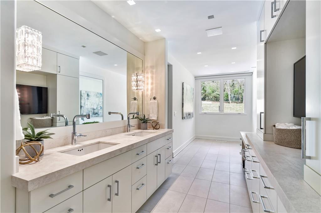 106 Interlochen Drive NE