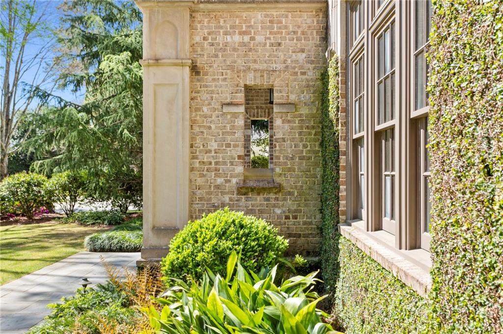 4262 E Brookhaven Drive NE