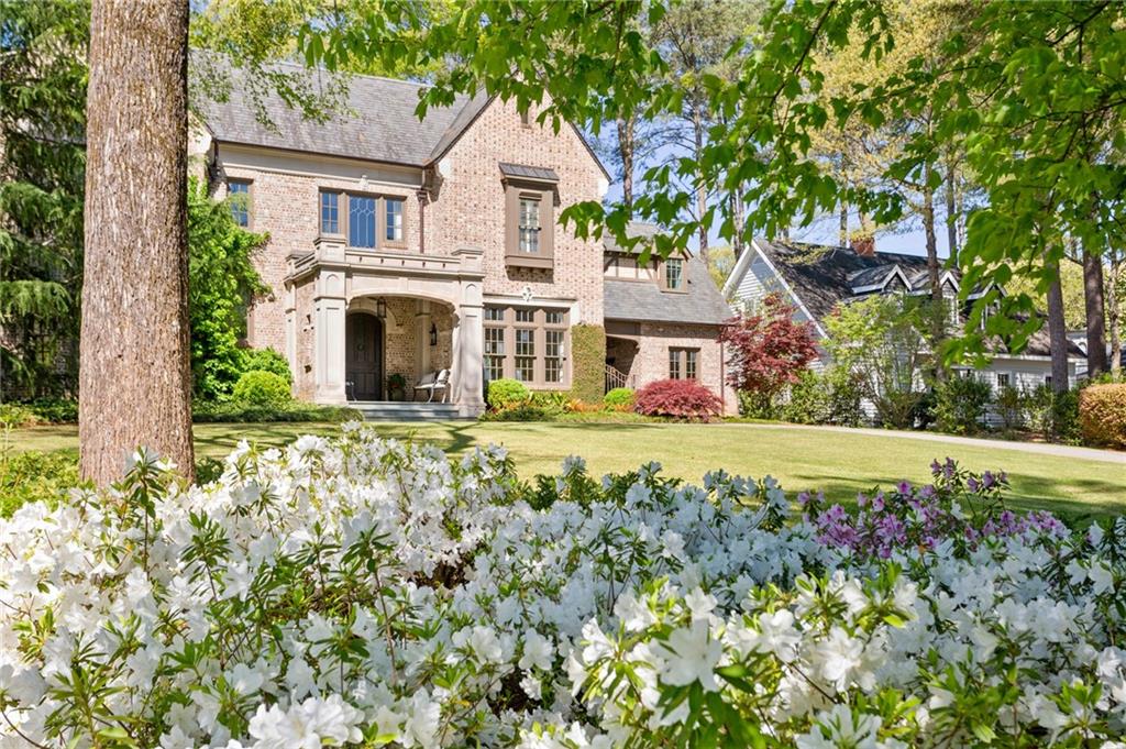 4262 E Brookhaven Drive NE