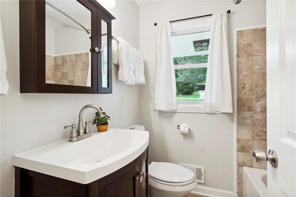 2626 Woodacres Road NE