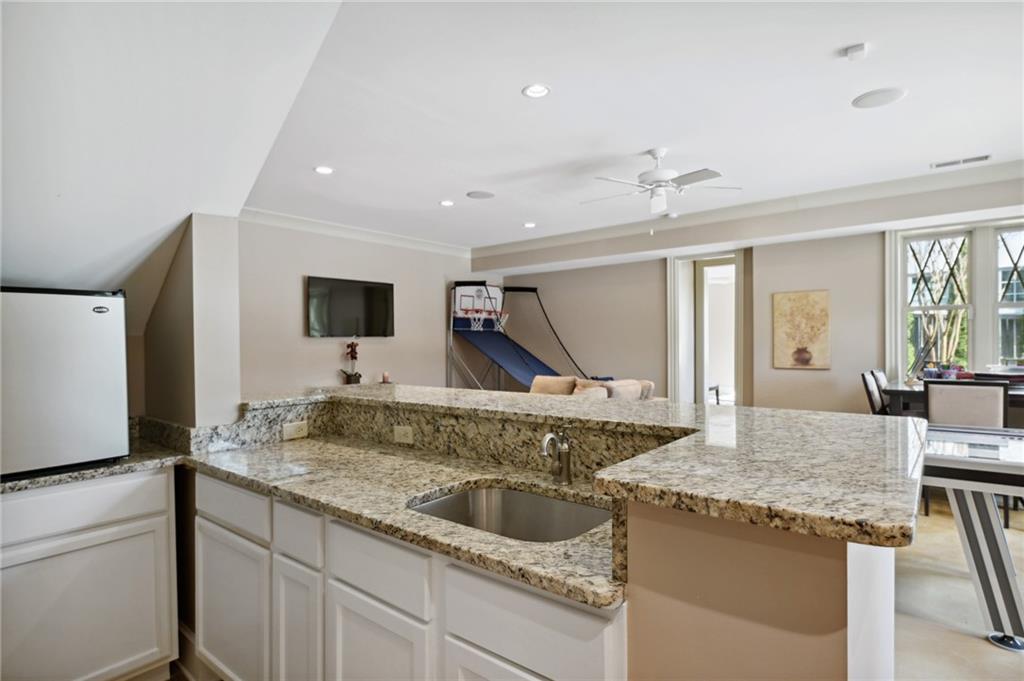 1601 Friar Tuck Road NE