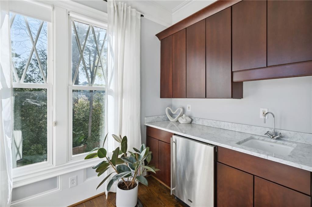 1601 Friar Tuck Road NE